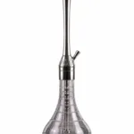 Gümüş Master Puff Nargile Takımı; geniş metal tepsi, işlemeli gümüş renkli gövde ve çizgili gri cam şişe.
