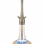 HOOKAH nargilenin işlemeli metal gövdesi, boş altın renkli tepsisi ve mavi altın desenli cam şişesi önden.
