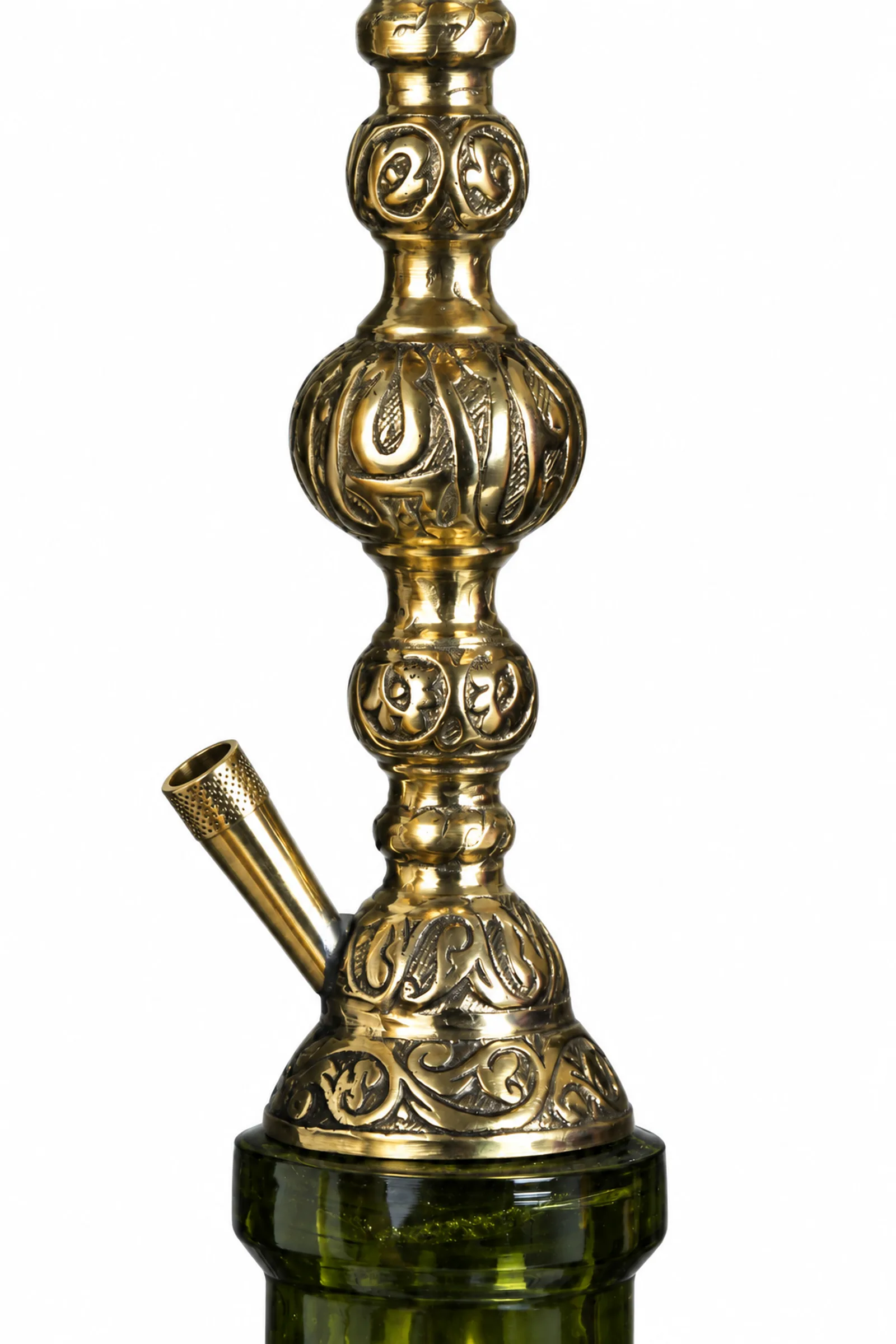 Oymalı sarı metal boğumlar ve koyu yeşil cam boyun, gövde yakın plan; beyaz fonda net gösterilen nargile ayrıntıları.