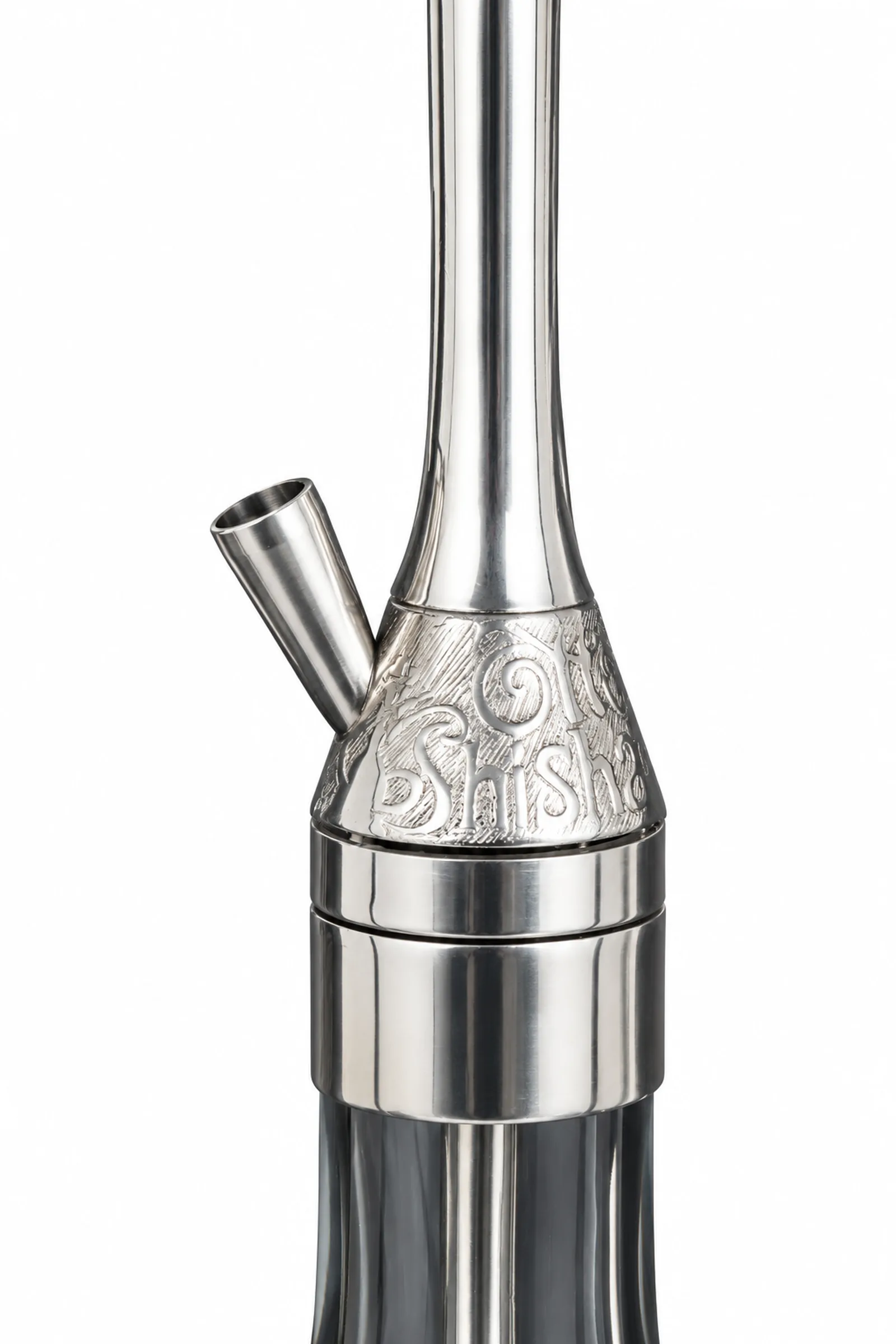 Master Puff Gümüş gövde detayı; parlak metal ser, gravürlü konik yaka, açık yan bağlantı ve kısmi cam boynu görünür.