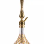Tulip Puff nargilenin lale işlemeli sarı metal gövdesi, boş tepsisi ve altın kafes desenli cam şişesi.
