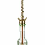 Sarı metal halkalı gövde ve açık yeşil cam şişe, önden tam boy; beyaz fonda temiz tepsili nargile görünümü.