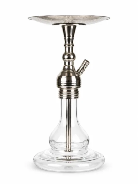 YT Small Puff Nikel nargile; parlak gövde, boş işlemeli tepsi ve geniş tabanlı şeffaf cam şişe ile önden görünüm.