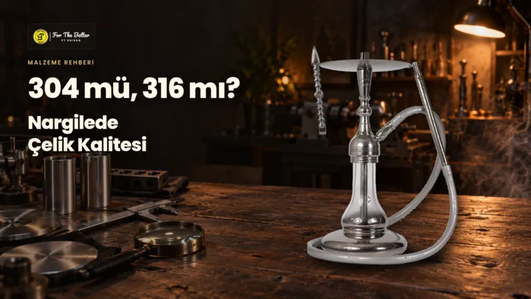 Nargile çelik kalitesi rehberi için sıcak ışıklı atölyede, kumpas ve büyüteç yanındaki gerçek YT SP Platin nargile takımı; 304 mü, 316 mı başlığı.
