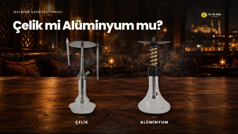 Çelik mi alüminyum mu nargile karşılaştırması: sıcak amber ışıklı lounge ortamında ahşap masa üzerinde solda YT Bullet çelik, sağda gold yaylı YT Spiral alüminyum nargile takımı.