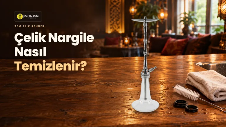 Çelik nargile temizleme için sıcak ışıklı ahşap bakım tezgâhında YT Empire takımı, mikrofiber havlu, şişe fırçası ve ayrılmış contalar.