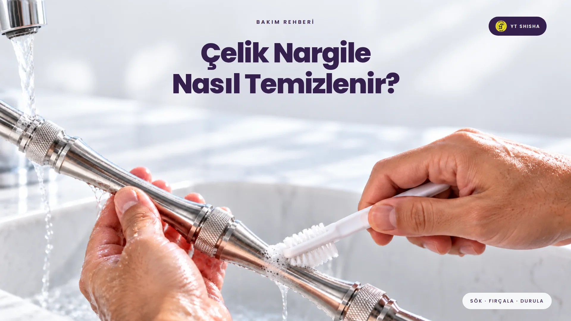 Aydınlık beyaz lavaboda, akan su altında YT Empire çelik nargile gövdesini beyaz fırça ve köpükle temizleyen ellerin yakın çekimi.
